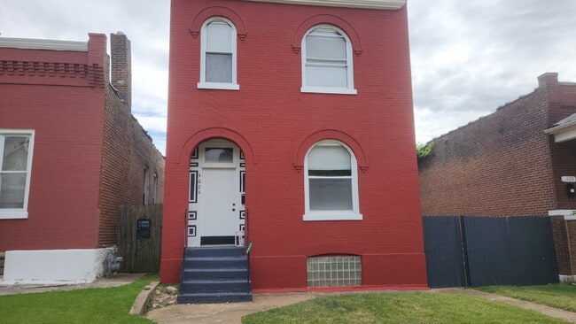 Building Photo - "Charming 3-Bedroom Retreat in the Heart o... Rental