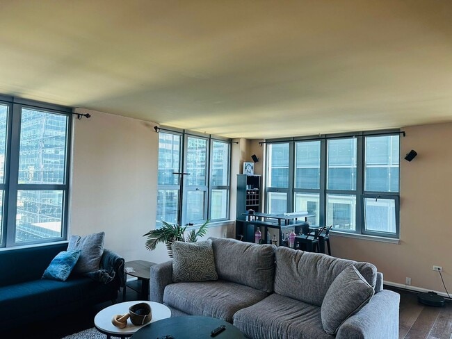 Building Photo - 125 S Jefferson St Unit 1207 Rental