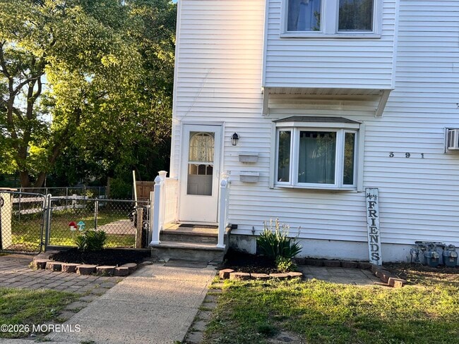 Building Photo - 391 Monmouth Ave Unit 1