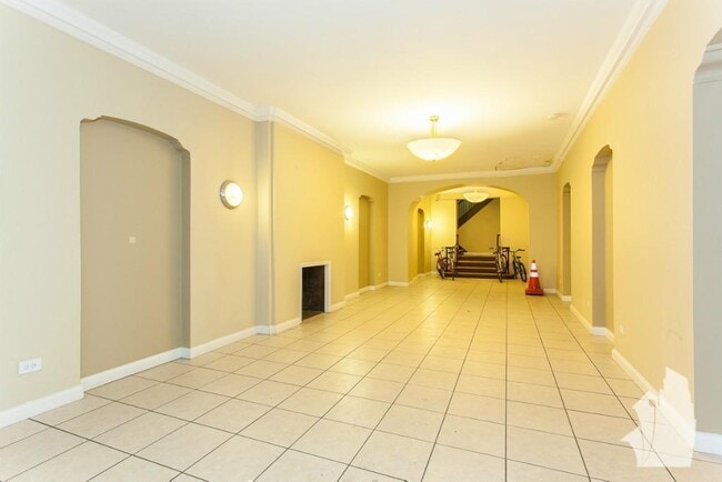 Building Photo - 2737 N Spaulding Ave Unit 312