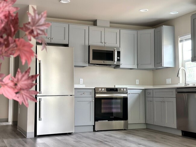 Building Photo - 2BR | 1BA – Washer & Dryer, A/C in Every R... Unit 2 Rental