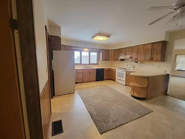 Amplia cocina con abundante espacio en la encimera. - 16981 M-52