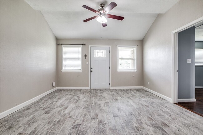 Photo - 908 Redberry Hill St