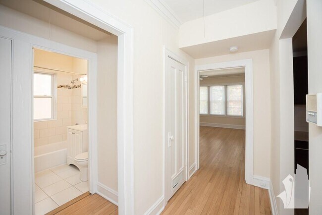 5208 N Leavitt St Unit 2