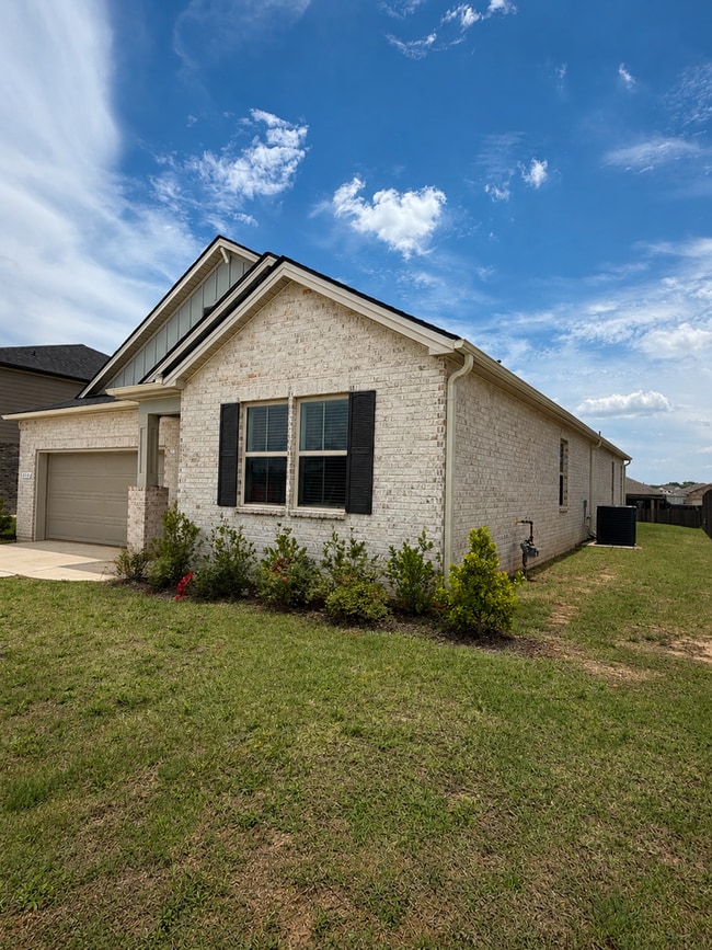 Building Photo - Beautiful 3 Bedroom Home in Grand Hollow with Resort-Style Amenities!