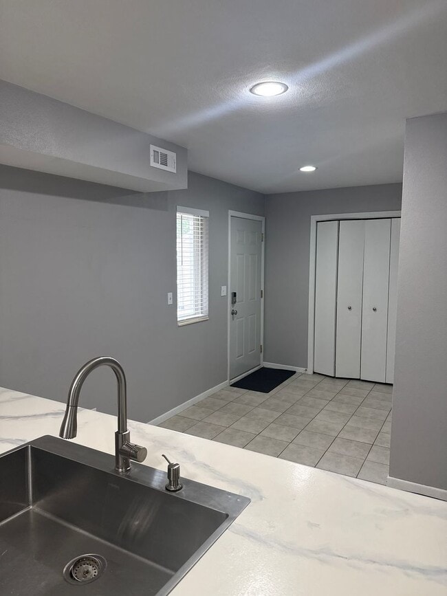 921 Minns Dr Unit 921-1