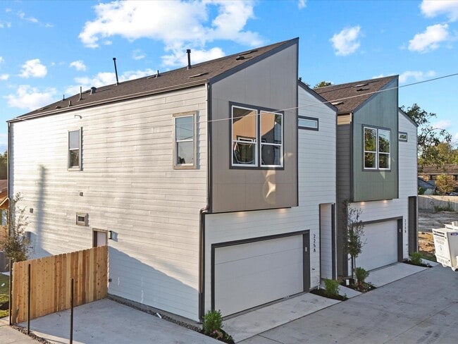 Photo - 227 Noras Ln