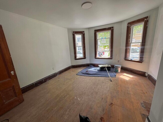 Photo - 454 E 6th St