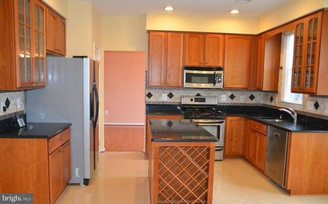 Building Photo - 21323 Village Green Cir