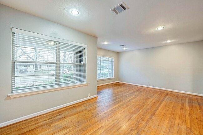 Photo - 1135 W 31st St