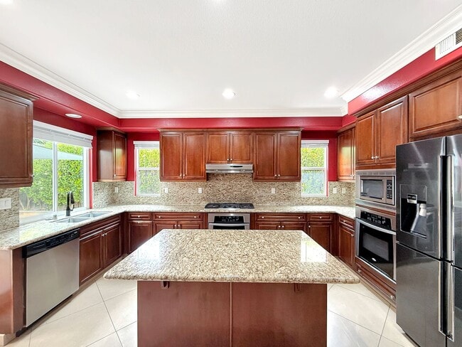 Photo - SD: Spacious 5B/4BA Home with Private Patio, Backyard & Soaking Tub