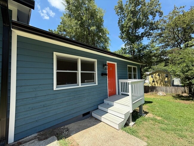 Photo - Newly Remodeled 2BD, 1BA Chapel Hill Apart... Unit #B (102 Johnson)