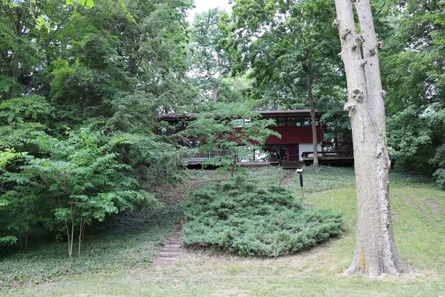 Building Photo - White River Access, Vaulted Ceilings, Natu... Rental
