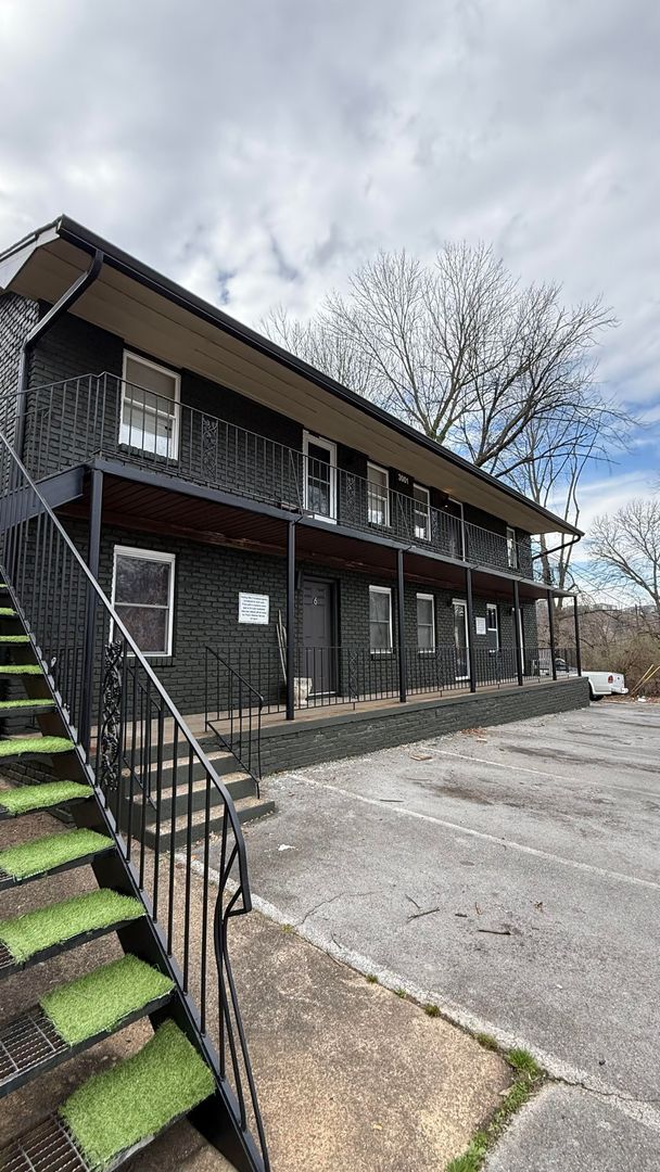 Building Photo - Knoxville 37920 - 2 bedroom, 1 bath Apartment - Text Tara Hayes (865) 242-8010 - Visit REARENT.CO...