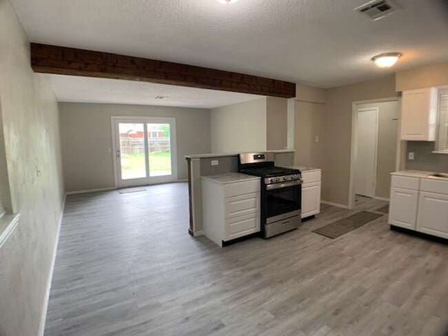 Building Photo - 3 Bedroom Southwest OKC