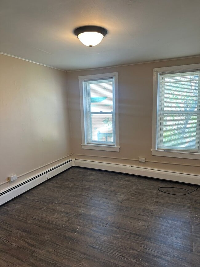 Building Photo - 3 Bedroom 2 Bathroom House