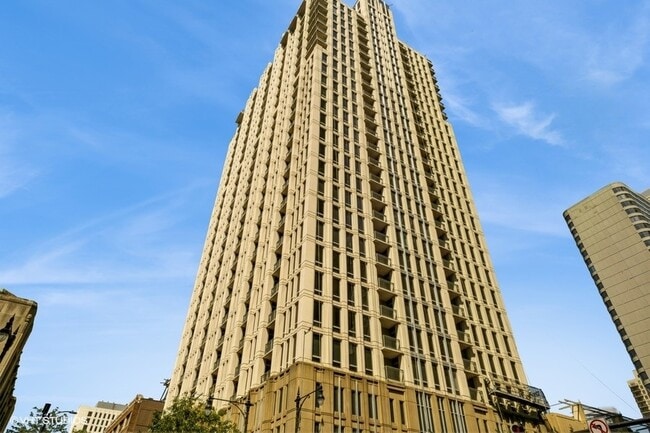 Building Photo - 1250 S Michigan Ave Unit 2002