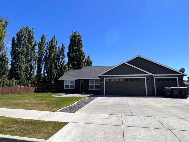 Building Photo - Private location in Crossroad Neighborhood! Rental