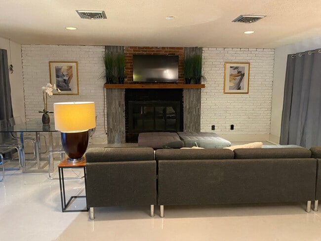 Photo - 2156 Wisteria St