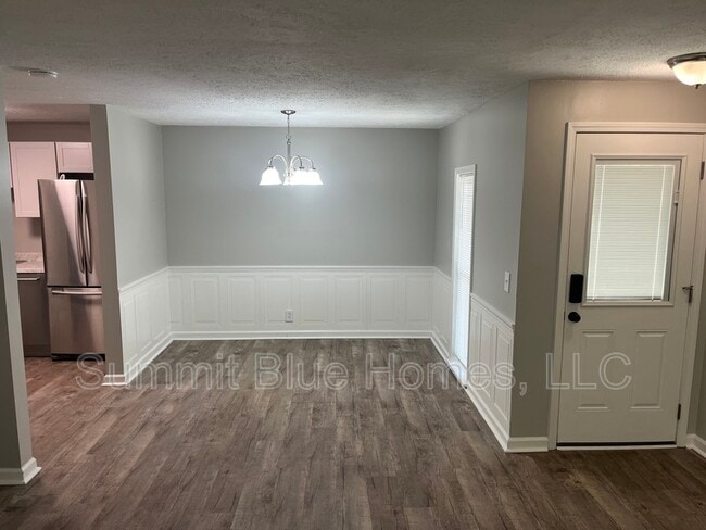 Photo - 555 N Dupont Ave