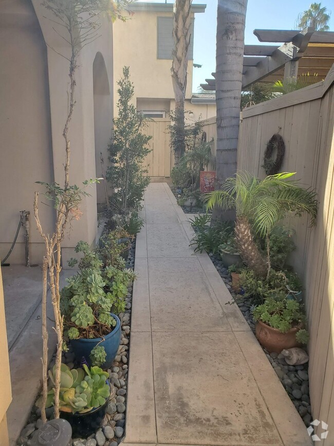 Building Photo - 2 story condo with private balcony & roof ...