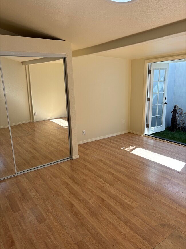 Studio - 3979 1/2 Centre St Unidad 3979 studio