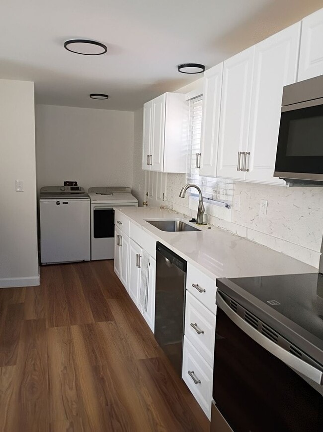 Building Photo - AVAILABLE NOW! Charming 3-Bed Home in Desirable White Lake Community