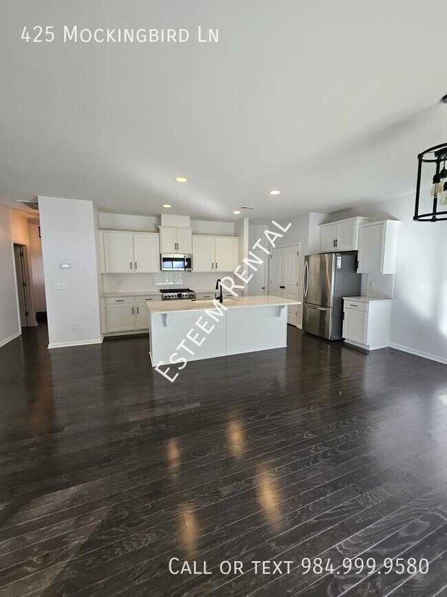 Photo - 425 Mockingbird Ln