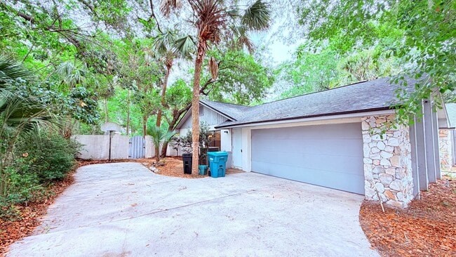 Building Photo - Available NOW! Wonderful, SPACIOUS 4 Bedroom, 2.5 Bathroom Pool Home in Winter Springs!!