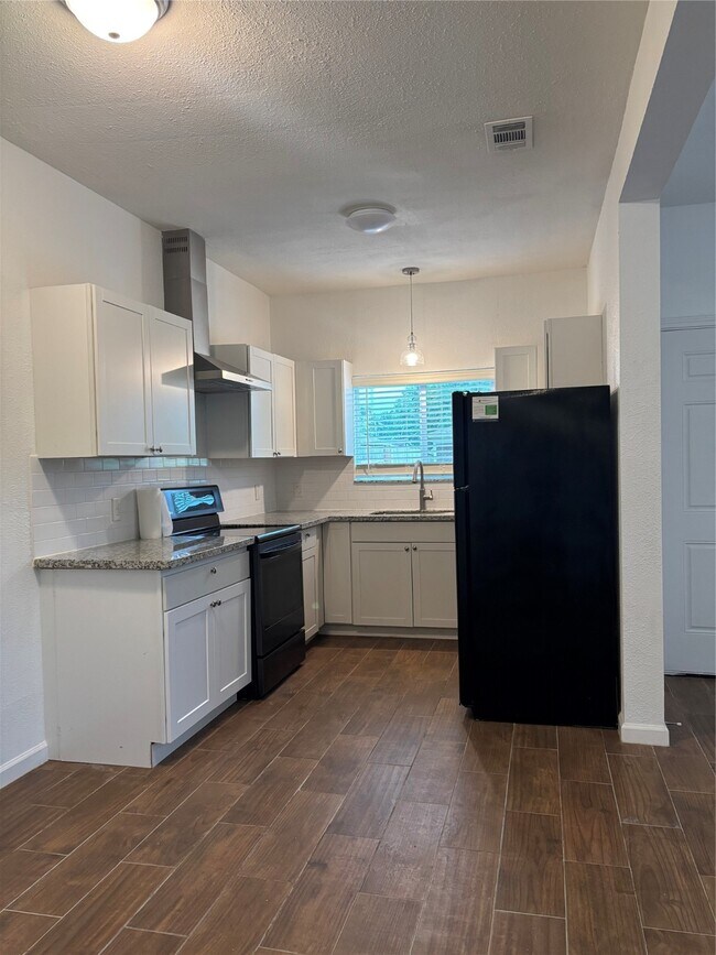 Photo - 9834 Pelsey St