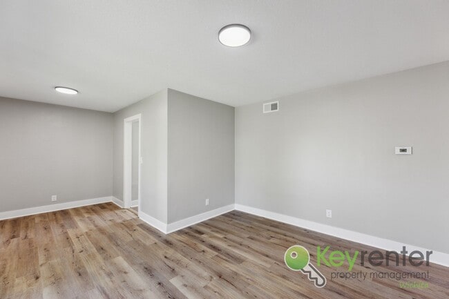 Photo - Charming 2bd/1ba close to local shopping and restaurants!