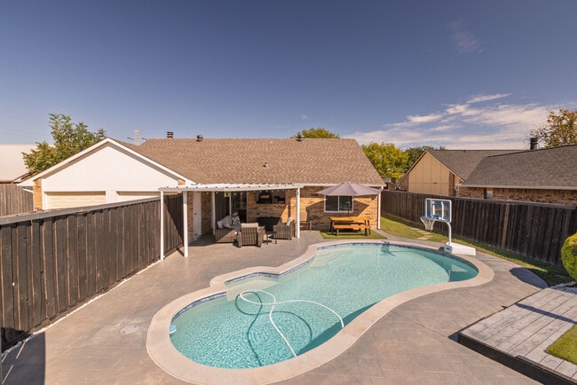 Photo - 864 Warwick Dr