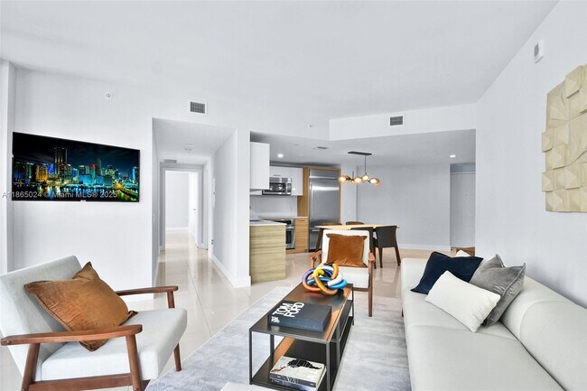Building Photo - 1300 Brickell Bay Dr Unit 1910 Rental