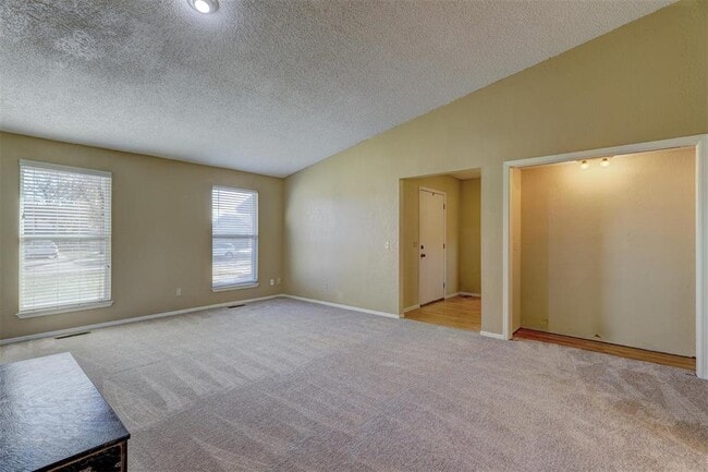 Photo - 841 N Robinson Ave