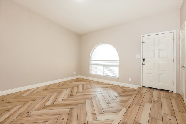 Photo - 631 W Lindner Ave