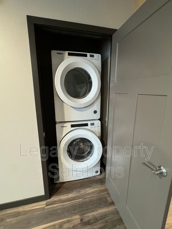 Photo - 226 E Greenfield Ln