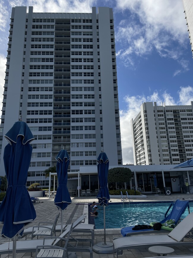 Photo - 1904 S Ocean Dr Unidad # 1107S