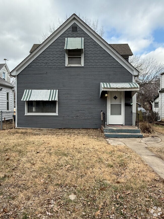 Building Photo - Updated 2 bedroom 1 bath with detached garage Rental