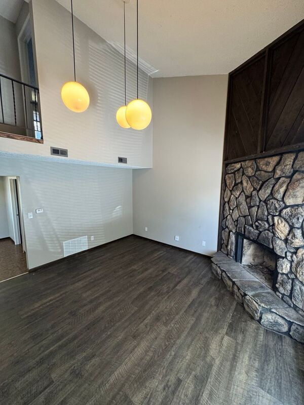 Building Photo - 1242 E Guinevere St