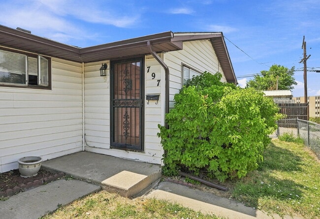 Building Photo - $1,495.95 - 2 Bed, 1 Bath Newly Renovated Duplex Unit 797 Emporia Street