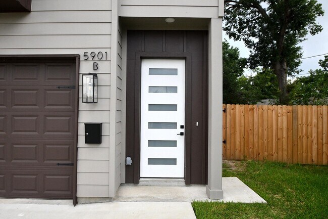 Photo - 5901 Crest Ct