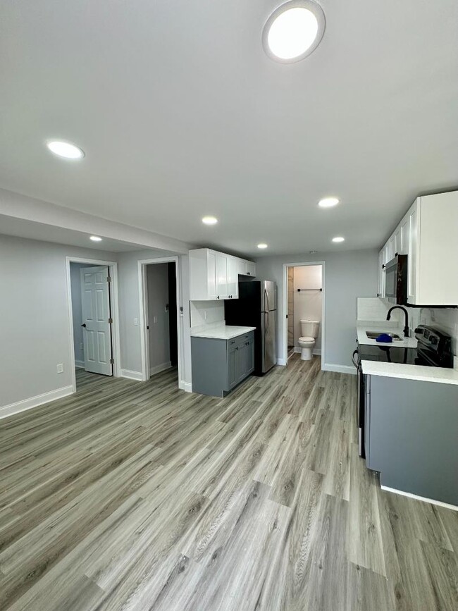 Building Photo - 1021 E Cayuga St Rental