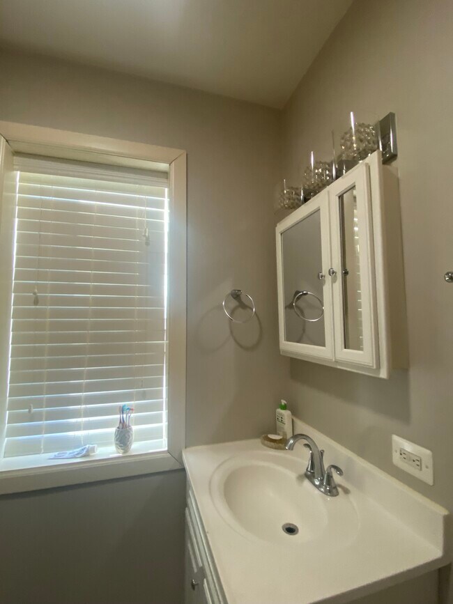 Photo - 4956 W Nelson St Unit 1