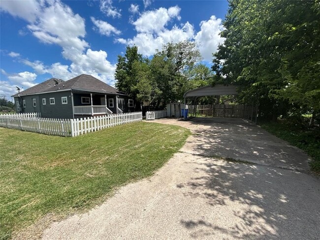 Photo - 400 Symes St