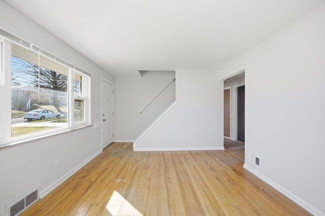 Photo - DELHI - Charming Brick Cape Cod 3-4 bed 1.5 bath.