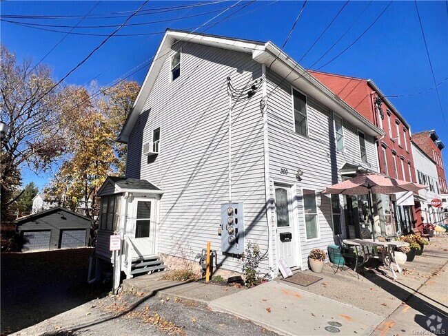 Building Photo - 300 Main St Unit #2 Rental