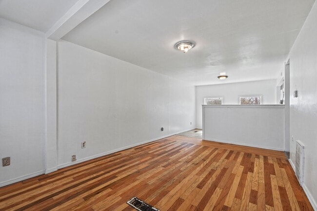 Photo - 5218.5 Elm St