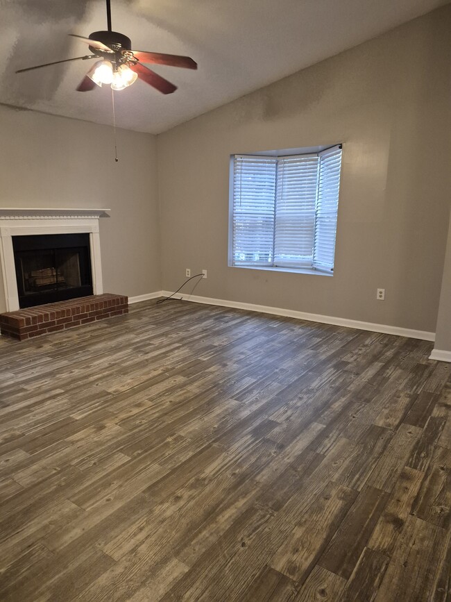 Building Photo - 2092 S Sherwood Dr