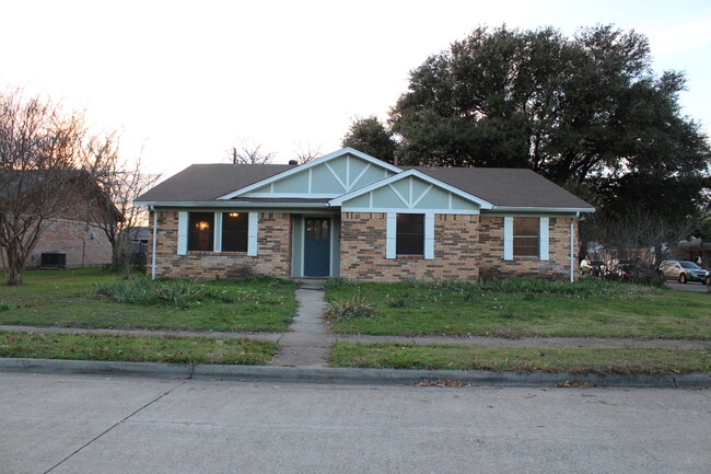 Front View - 1625 Vinecrest Cir House