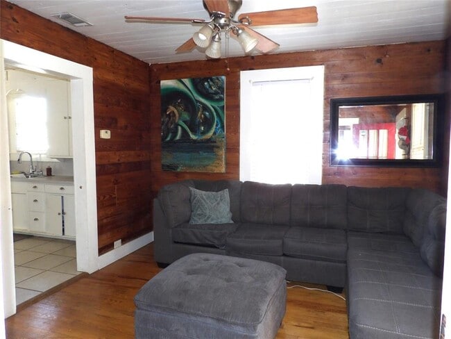 Photo - 459 E Commerce St